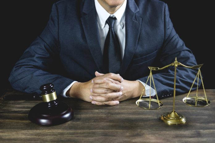 4 Signs You Might Need a Class Action Lawyer